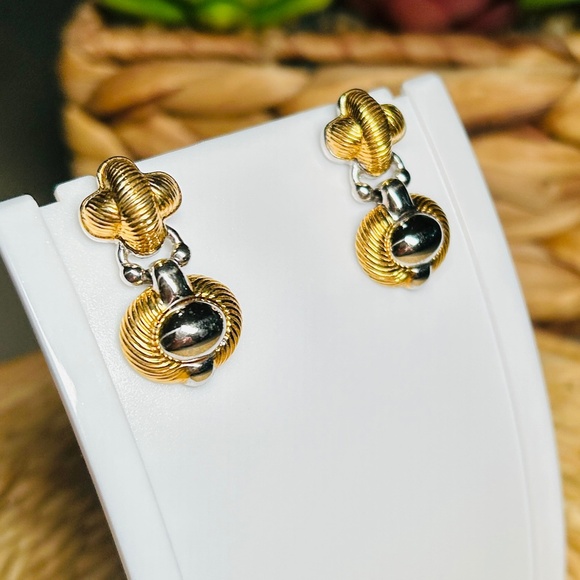 Vintage MONET designer dangle pierced earrings, with a gold silver tone finish - Picture 6 of 9